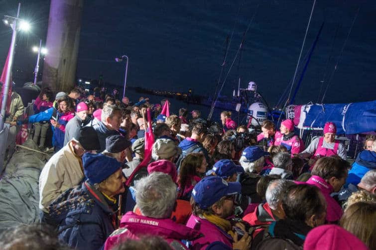 Winnaar SCA heeft niet te klagen over belangstelling in het holst van de nacht (foto Marc Bow/Volvo Ocean Race)