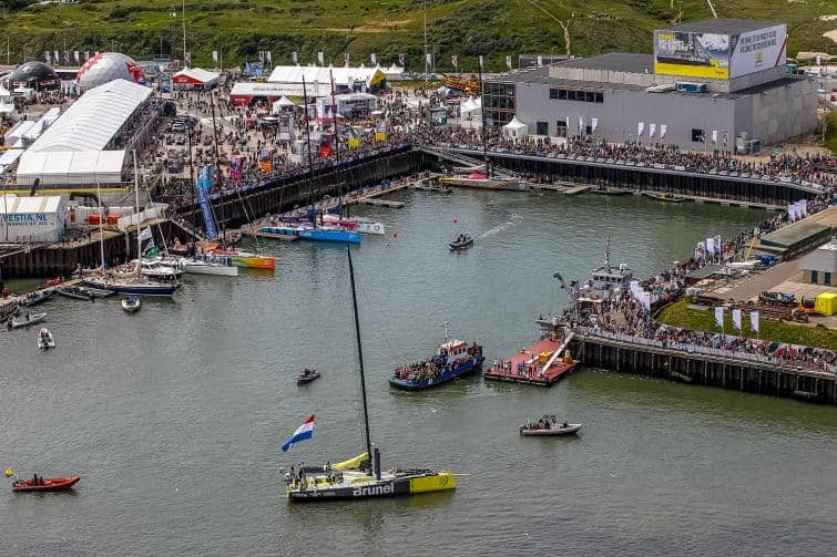 Halverwege de middag was de halve haven al leeg, maar de belangstelling bleef even groot. (Foto Ainhoa Sanchez / Volvo Ocean Race )