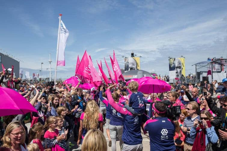 Ook de zeilsters van Team SCA, die als laatsen vertrokken, hadden over belangstelling niet te klagen. Foto Victor Fraile / Volvo Ocean Race