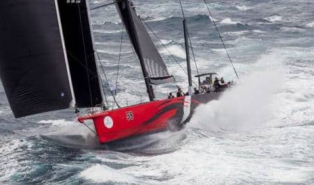 Comanche tijdens de onstuimige start (foto ROLEX/Stefano Gattini)