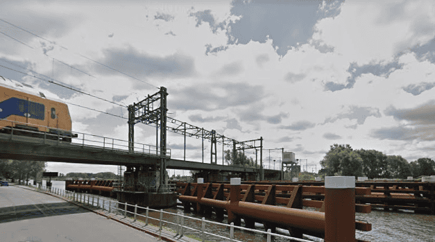 Spoorbrug over Van Harinxmakanaal