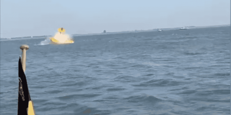 Vliegtuig raakt het water