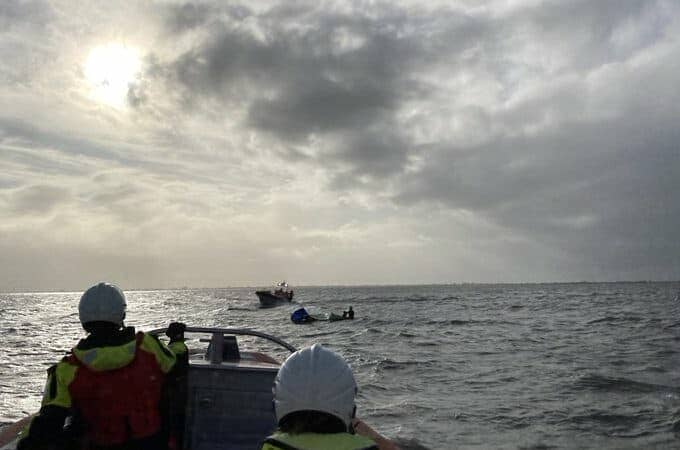 surfers in nood markermeer