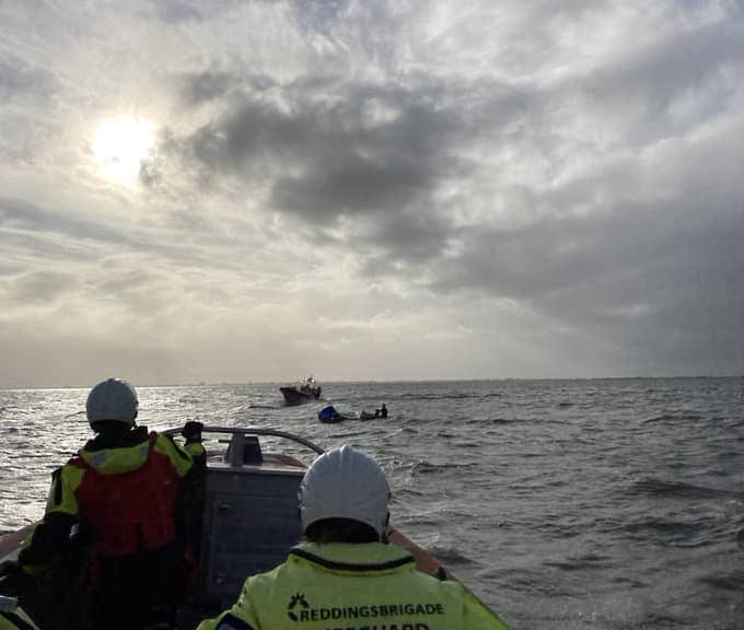 surfers in nood markermeer