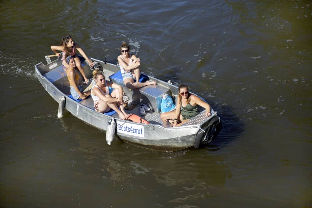 Elektrisch huurbootje in de gracht.