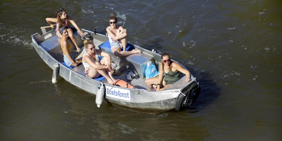 Elektrisch huurbootje in de gracht.