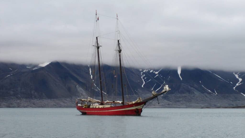 Het schip Noorderlicht in Spitsbergen, straks de Reade Swan