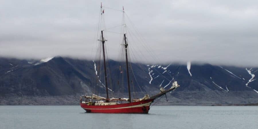 Het schip Noorderlicht in Spitsbergen, straks de Reade Swan