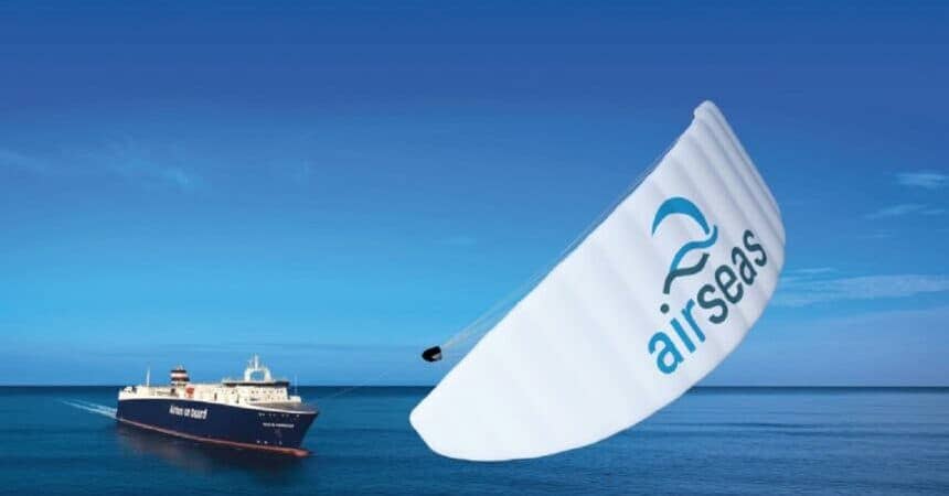 Kite trekt vrachtschip