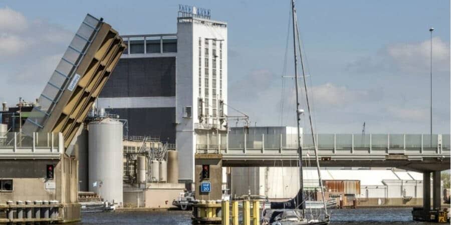 Coenbrug bij Zaandam minimaal twee jaar gestremd voor hoge schepen