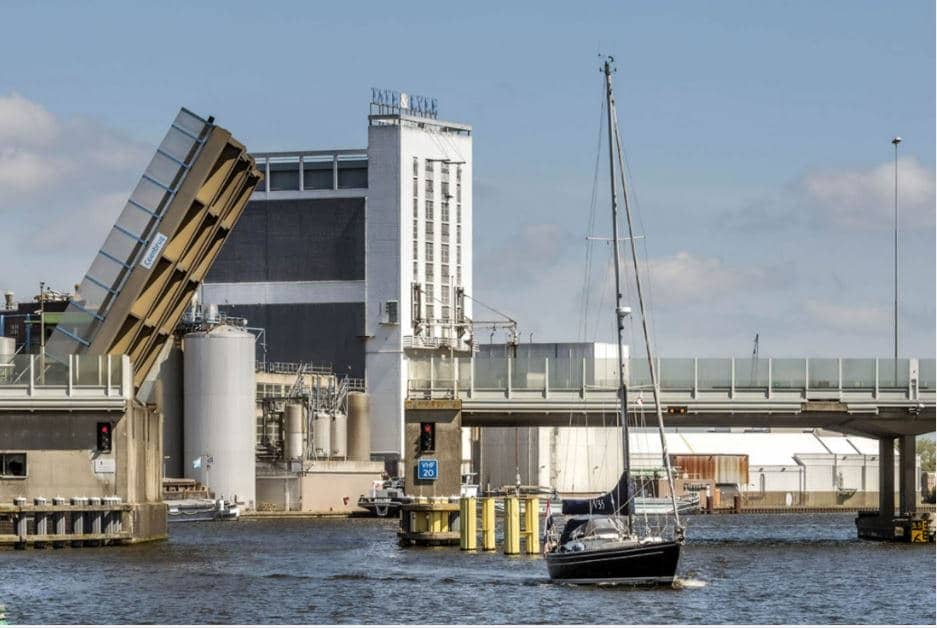 Coenbrug bij Zaandam minimaal twee jaar gestremd voor hoge schepen