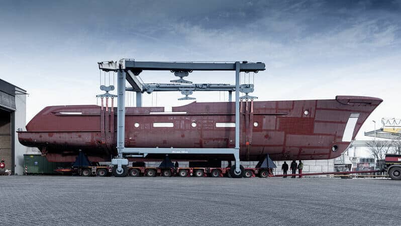 Het casco van de 34m Moonen 110 is aangekomen bij scheepswerf in Den Bosch