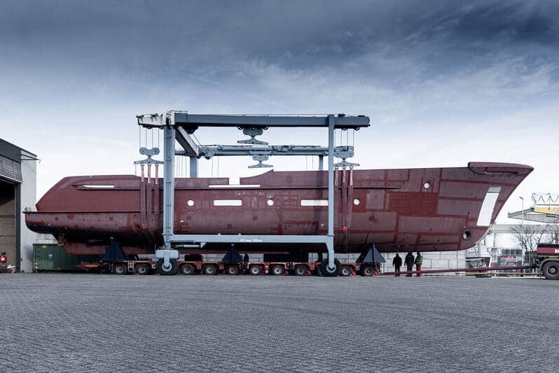 Het casco van de 34m Moonen 110 is aangekomen bij scheepswerf in Den Bosch