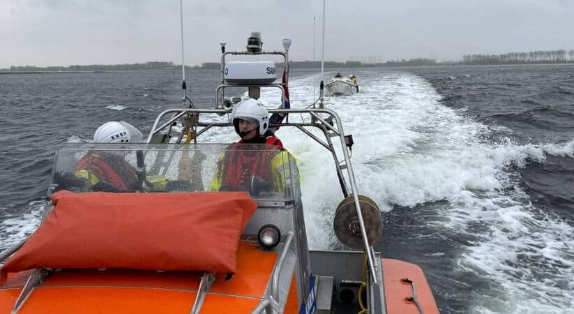 KNRM Sleept Zeiljacht Met Afgebroken Kiel Naar Haven