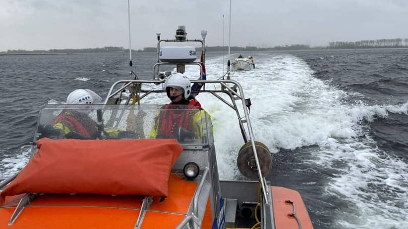 KNRM Sleept Zeiljacht Met Afgebroken Kiel Naar Haven