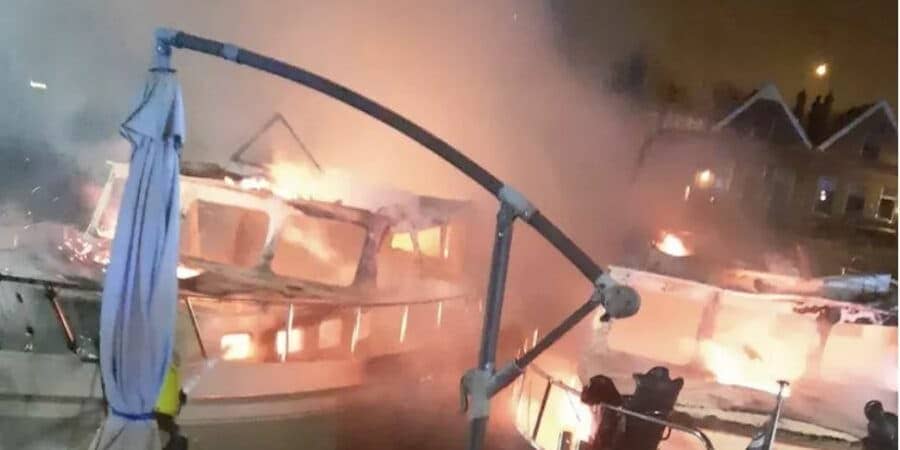 Twee Plezierjachten Verwoest Door Brand Prinsemolenpad Rotterdam