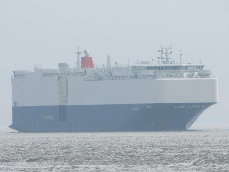 Storm Dudley blaast autoschip uit koers: vaartuig botst op talud van Kanaaldijk bij IJmuiden