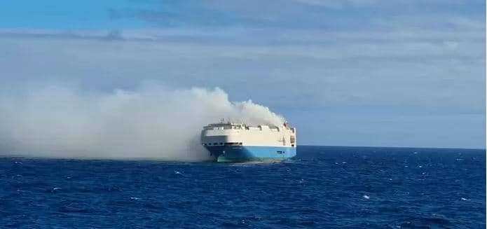 Vrachtschip met 1100 Porsches aan boord in brand en stuurloos