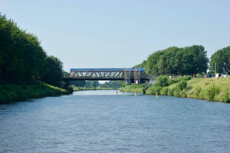 RWS spoelt verontreiningd water uit Twentekanaal