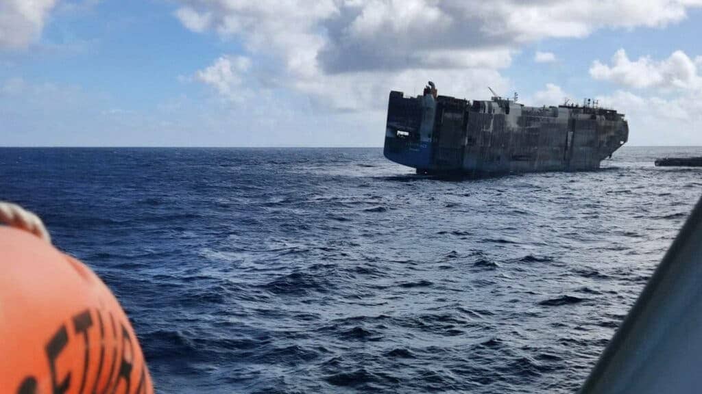 Schip met duizenden peperdure auto's zinkt bij Azoren