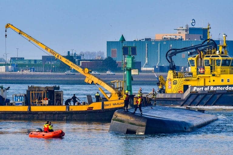 Schip kapseist op Nieuwe Waterweg; één opvarende vermist