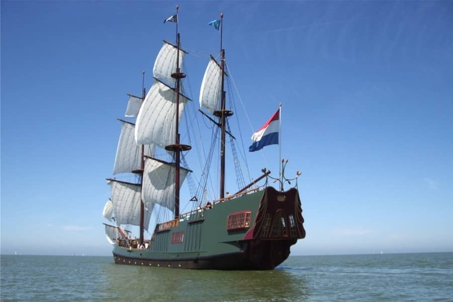 Unieke replica van 17e-eeuws schip vaart weer