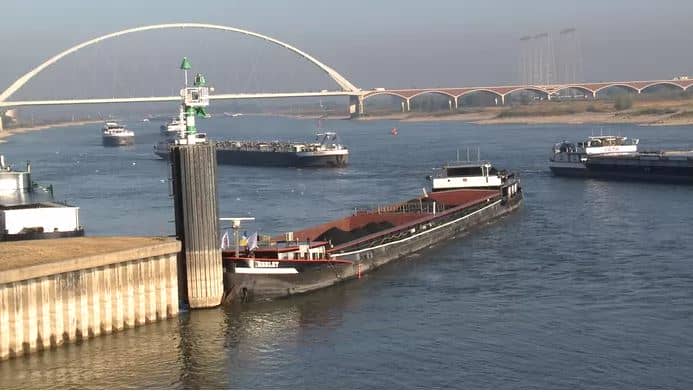 Opnieuw loopt een te zwaar beladen schip aan de grond bij Nijmegen