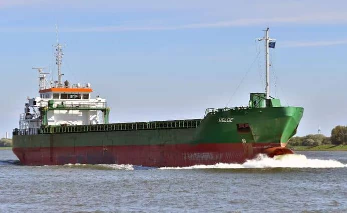 Nederlands vrachtschip botst tegen groter schip, opvarenden gered