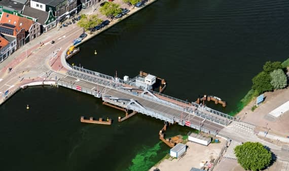 Reparatie tijdelijke brug over de Zaan