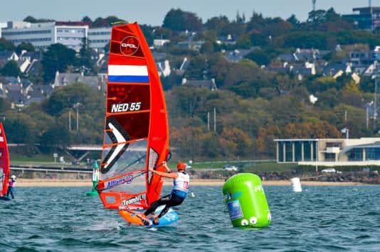 Vier Nederlanders in top tien op WK Windfoilen