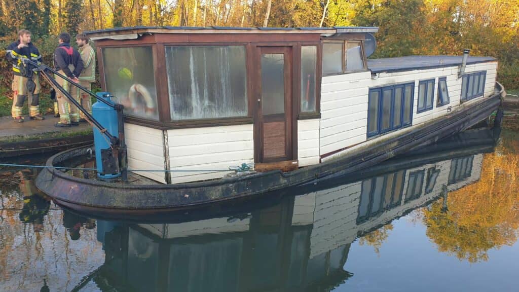 Woonboot die aan het zinken was in jachthaven van Herentals, terug boven water