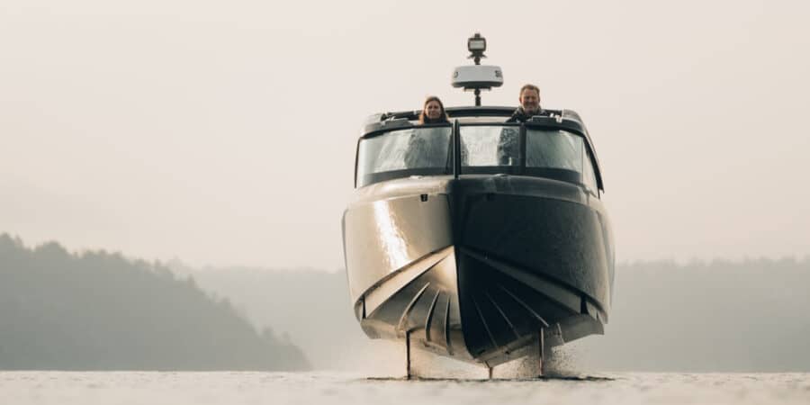 Elektrische, foilende Candela C-8 uitgeroepen tot Europese motorboot van het jaar 2023