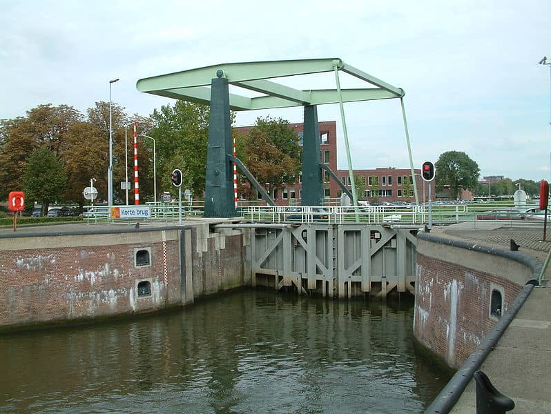 Schipper en sluiswachters in Gorinchem redden man uit sluiskolk: ‘We zagen hem ineens in het water liggen’