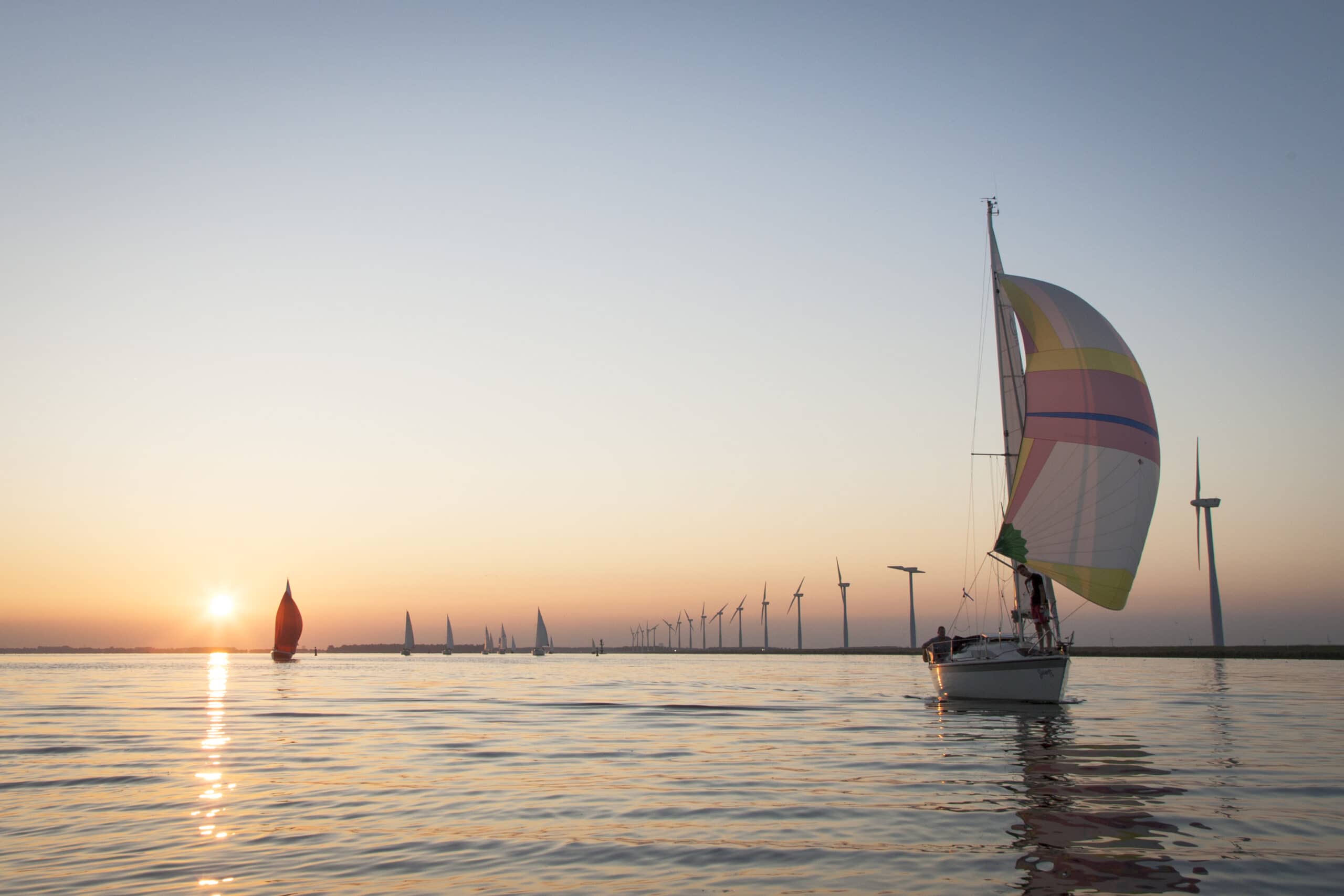 Varen in de zonsondergang Varen in de zonsondergang