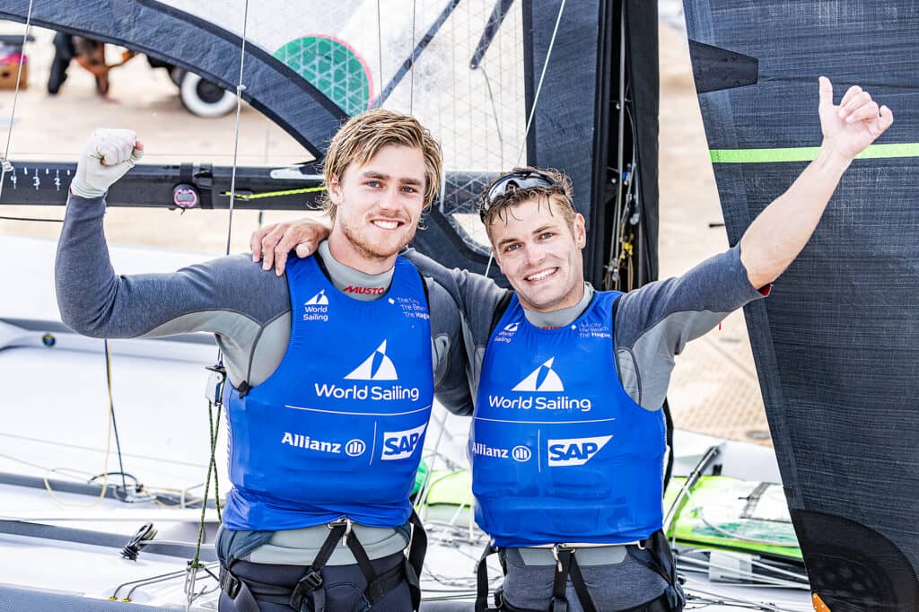 Zeilers Bart Lambriex en Floris van de Werken hebben bij de WK in Scheveningen hun wereldtitel in de 49er-klasse geprolongeerd.