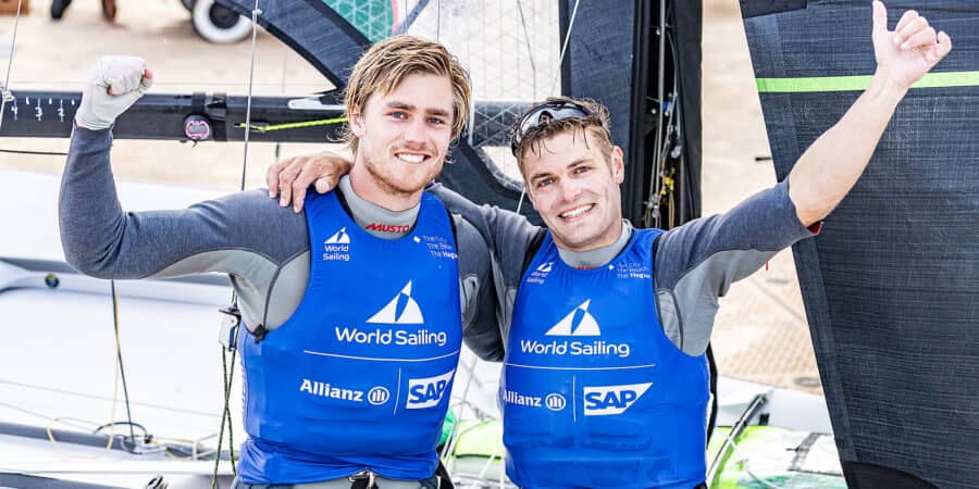 Zeilers Bart Lambriex en Floris van de Werken hebben bij de WK in Scheveningen hun wereldtitel in de 49er-klasse geprolongeerd.